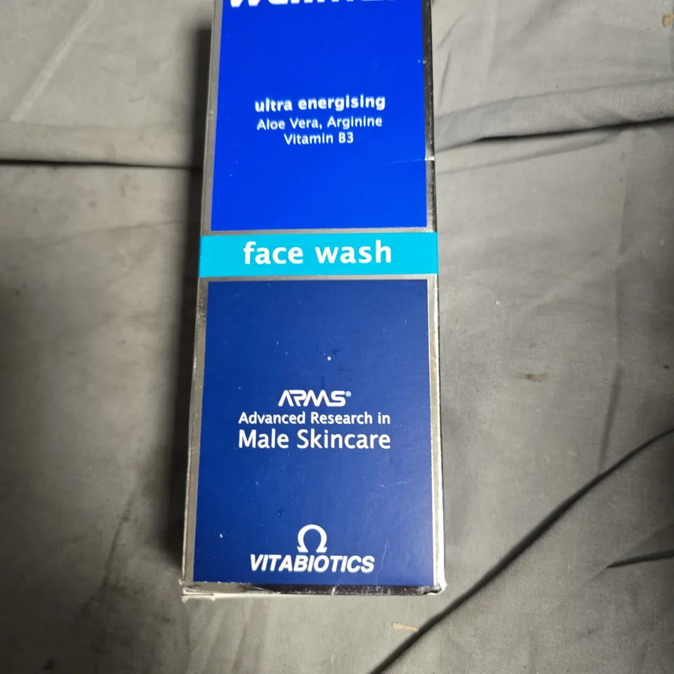 APPROXIMATELY 15 ASSORTED HEALTH AND BEAUTY PRODUCTS INCLUDING ELEMIS MILK BATH , WELLMAN FACE WASH AND FIT KIT MOISTURISER 