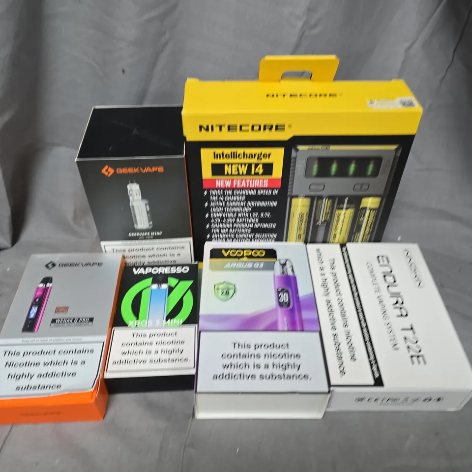 APPROXIMATELY 20 ASSORTED VAPES, E-CIGARETTES & ACCESSORIES TO INCLUDE NITECORE INTELLICHARGER, VOOPOO ARGUS G3, VAPORESSO XROS 3 MINI, ETC