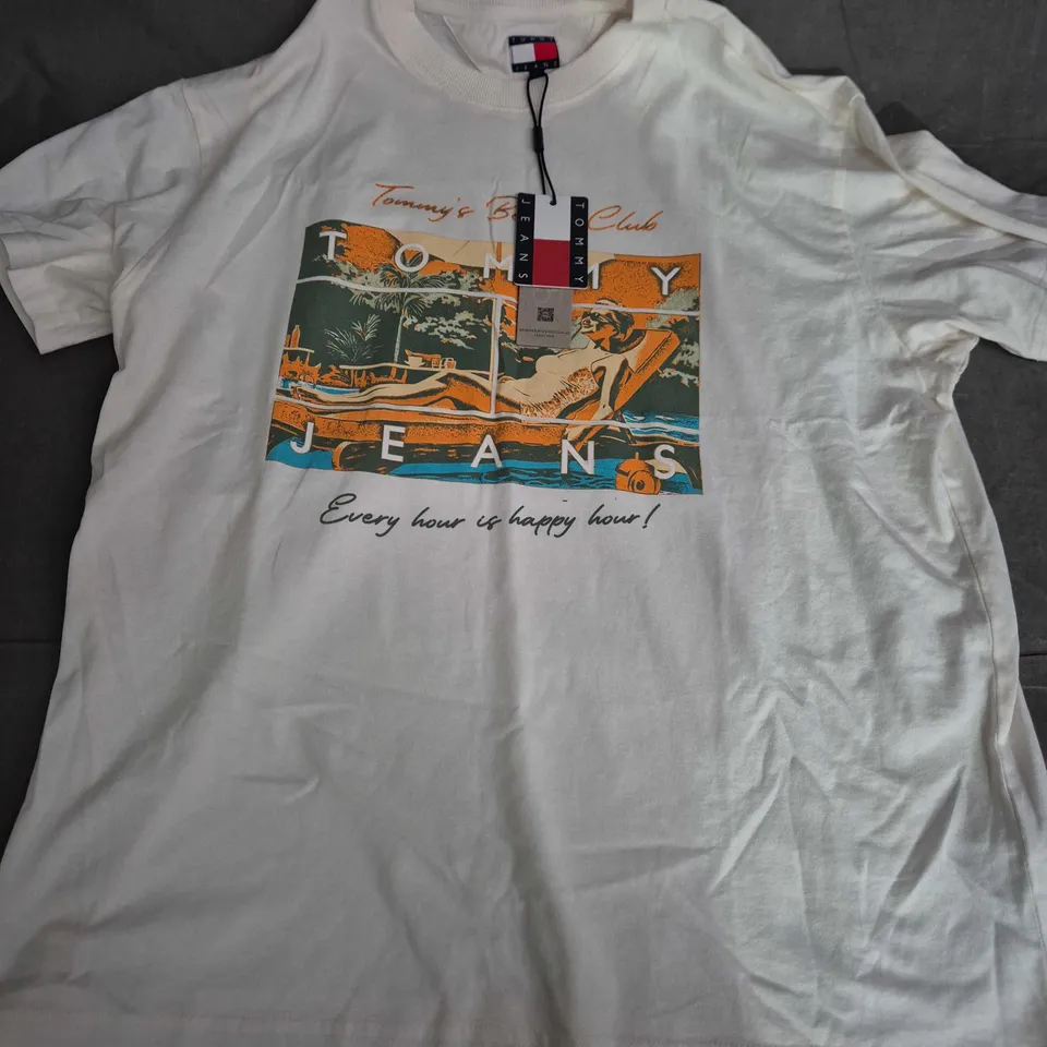TOMMY JEANS GRAPHIC T-SHIRT – WHITE, SIZE M