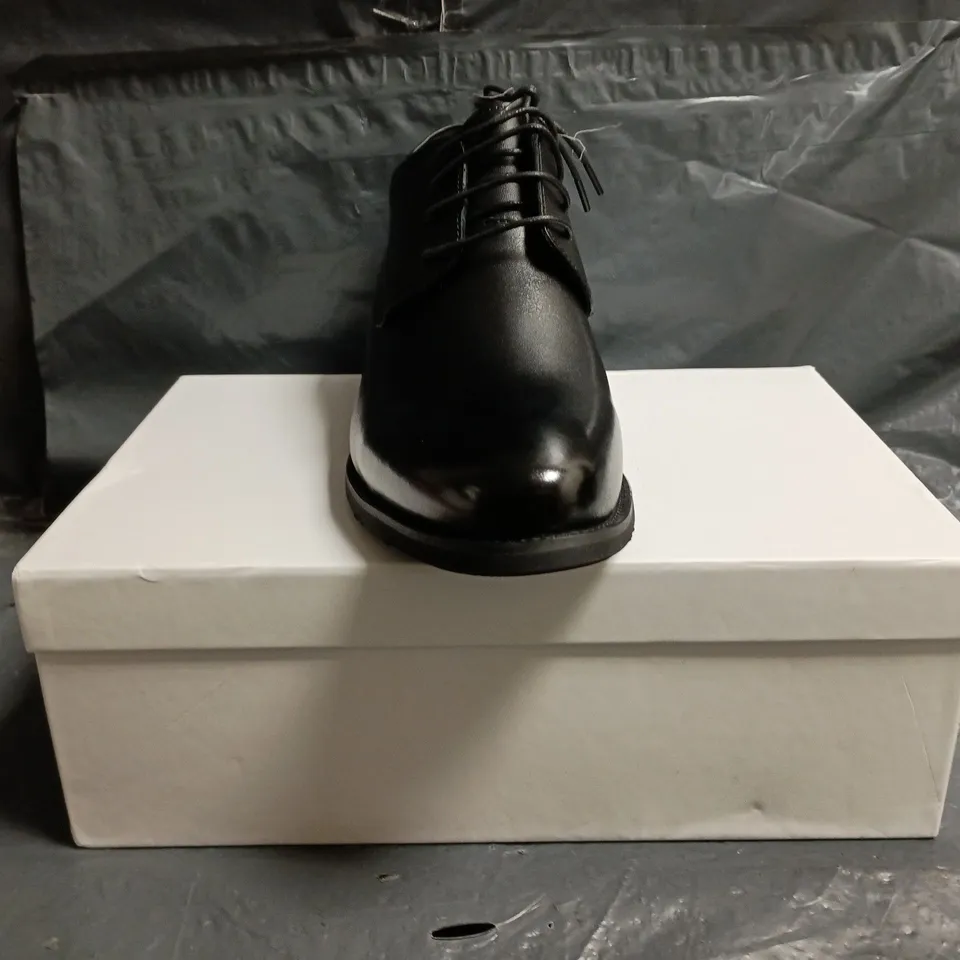 BOXED PAIR OF CONZURI RIESCO LACE UP SHOES IN BLACK SIZE UK 8