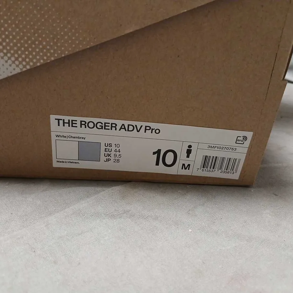 ON RUNNING THE ROGER ADV PRO SHOES – WHITE/CHAMBRAY, UK 9.5 (US 10, EU 44)