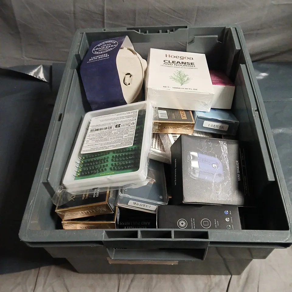 APPROXIMATELY 20 ASSORTED COSMETIC ITEMS TO INCLUDE BATH BOMBS, FUNGAL NAIL FORMULA, EYE LASHES, MINI SHAVER, CYPERUS ROTUNDAS OIL ETC