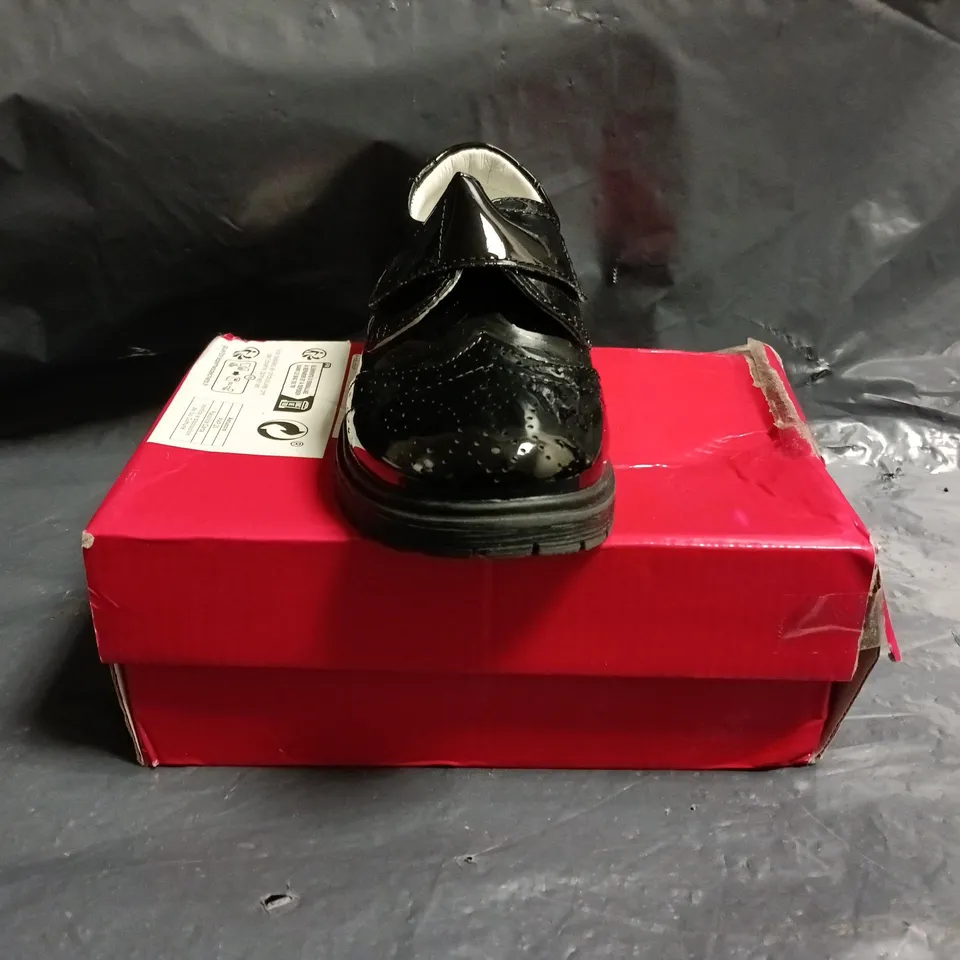 BOXED PAIR OF UNBRANDED KIDS SHOES IN GLOSSY BLACK SIZE EU 29