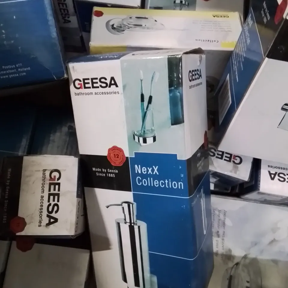 MIXED BOX OF BOXED BATHROOM FIXTURES // TOILET ROLL DISPENSERS, GLASS HOLDERS, BOTTLE HOLDERS, SOAP DISHES ECT. 