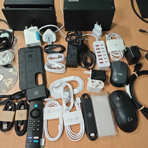 LOT OF ASSORTED TECH ITEMS TO INCLUDE LAPTOP CHARGERS, SLEEVES, USB-C CABLES AND NINTENDO SWITCH DOCKS