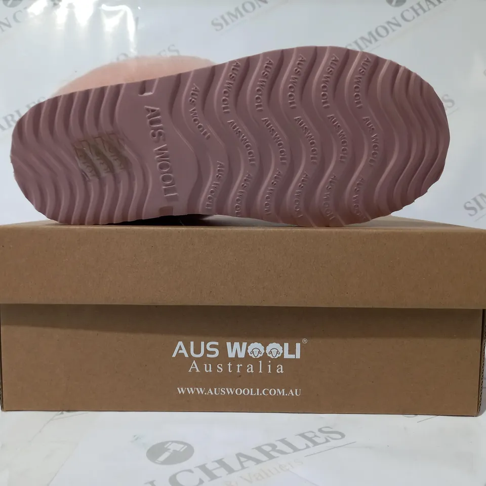 BOXED PAIR OF AUS WOOLI COOGEE SLIPPERS IN PALE PINK UK SIZE 5