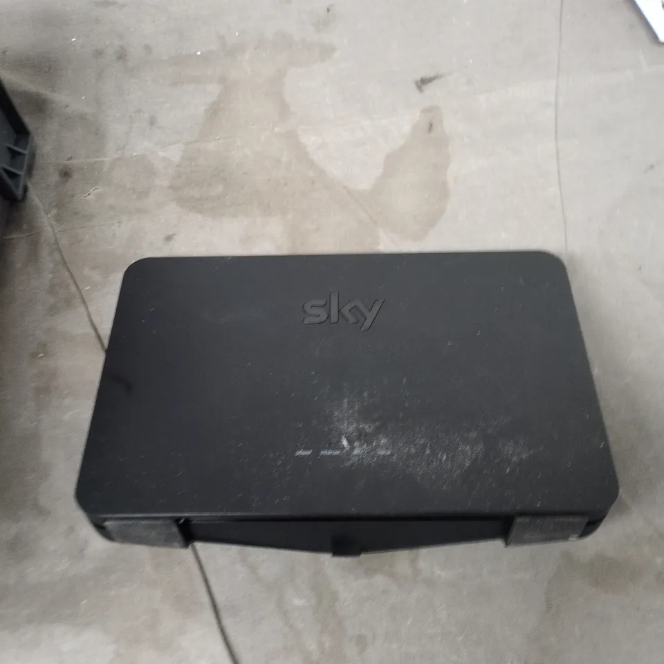 TOTE OF APPROXIMATELY 12 ASSORTED ITEMS TO INCLUDE: SKY BROADBAND ROUTER 