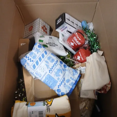 APPROXIMATELY 15 ASSORTED ITEMS INCLUDING FAN FLY REPLELLER , RECYCLING SACKS AND GRUFFALO TOWEL