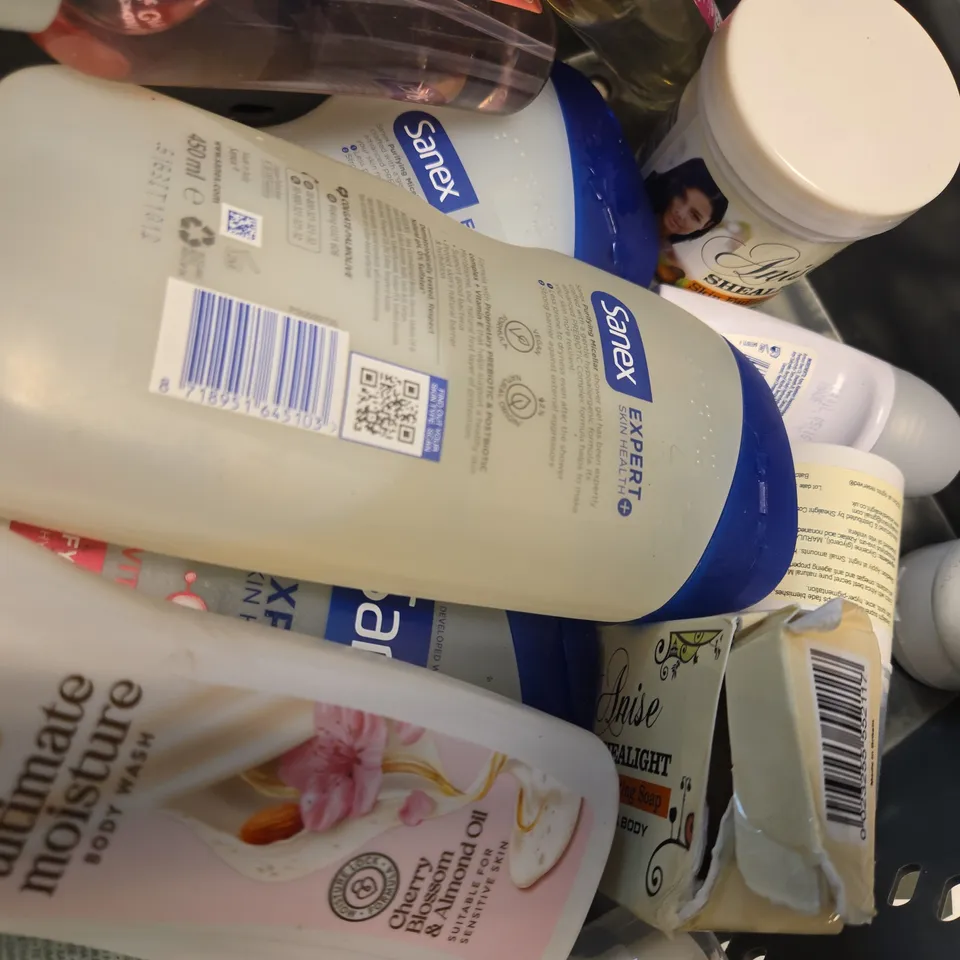 APPROX 12 ASSORTED BEAUTY PRODUCTS TO INCLUDE HAIRBURST SHAMPOO, IMPERIAL LEATHER BATH SOAK, NO7 BB CREAM, ETC