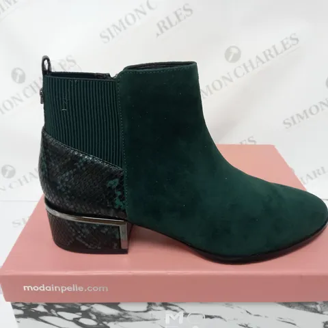 BOXED PAIR OF MODA IN PELLE LILITH ANKLE BOOTS FOREST GREEN SUEDE SIZE 6