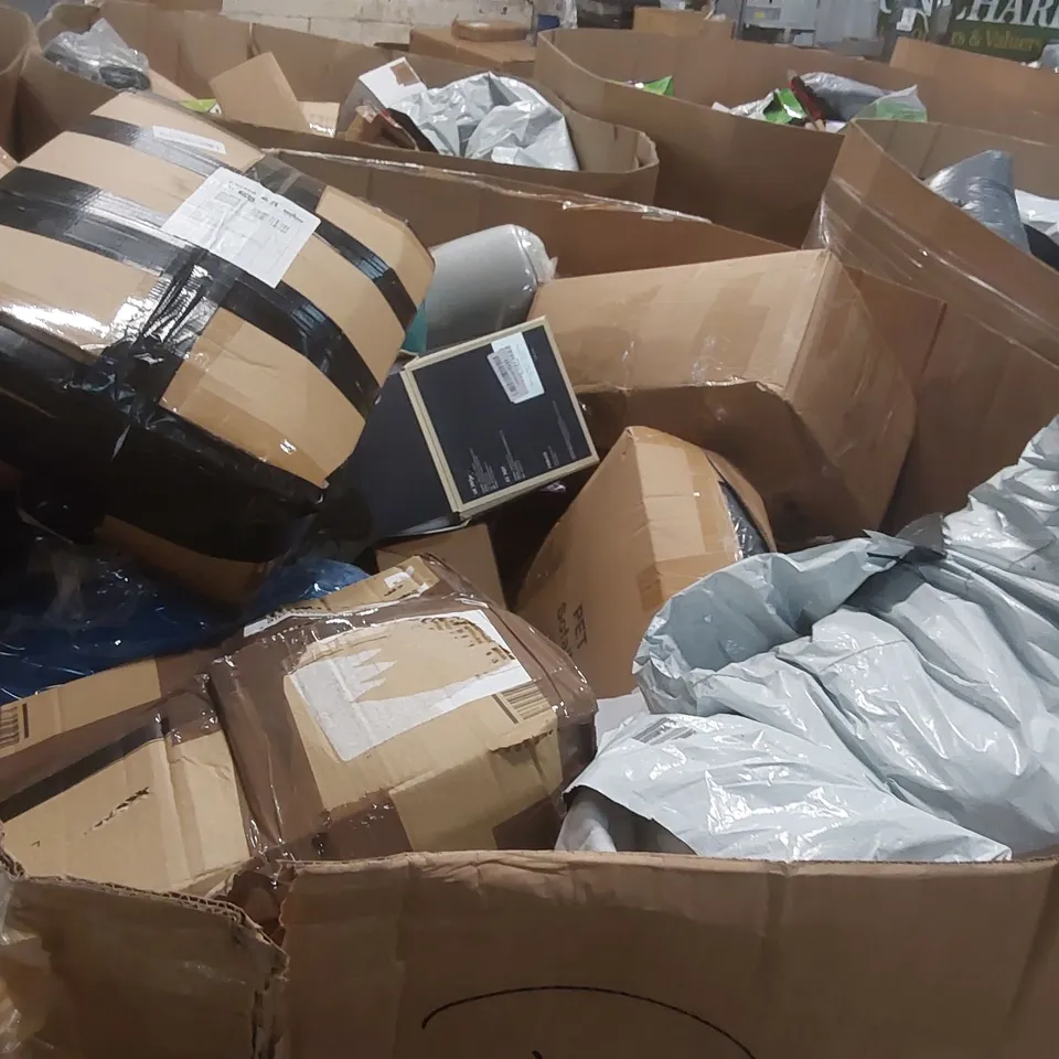 PALLET CONTAINING A VERY LARGE QUANTITY OF ASSORTED PILLOWS AND RELATED BEDDING/COMFORT PRODUCTS ECT