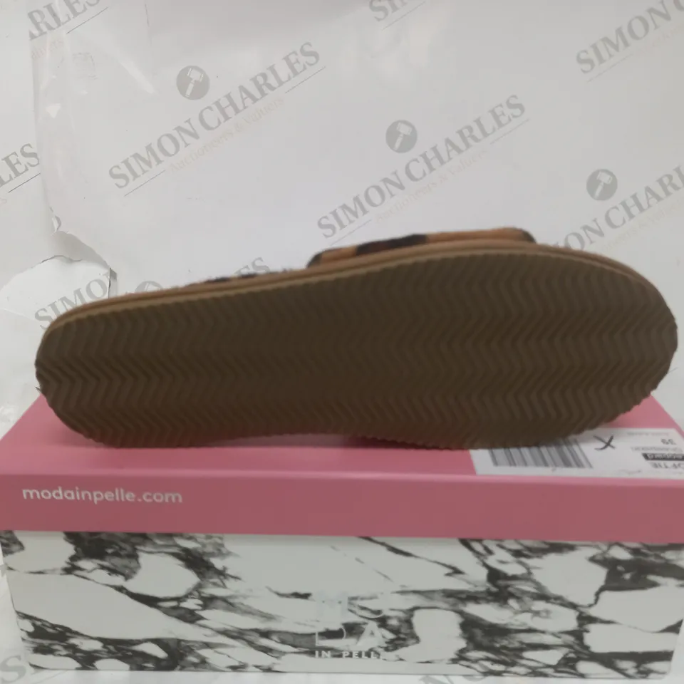 MODA IN PELLE SOFTIE SLIDE SLIPPERS - SIZE 6