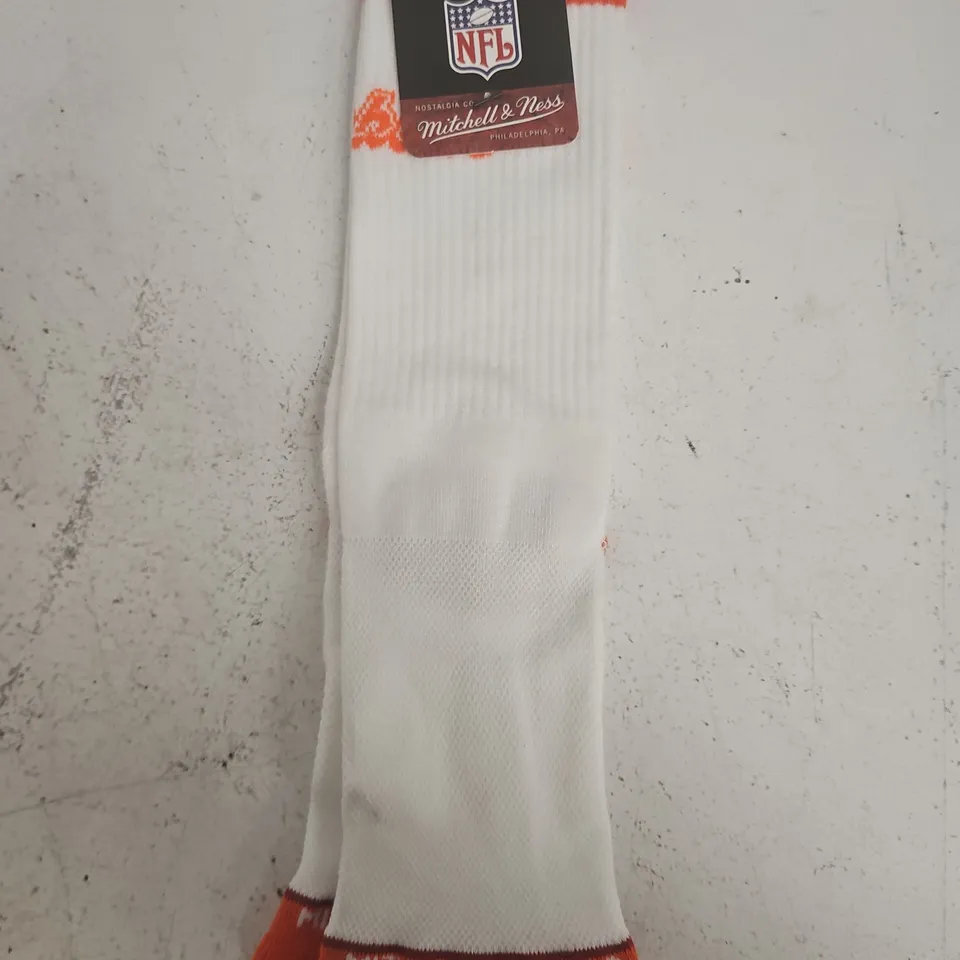 MITCHELL & NESS NFL CREW SOCKS – WHITE/ORANGE, SIZE S/M, 1 PAIR