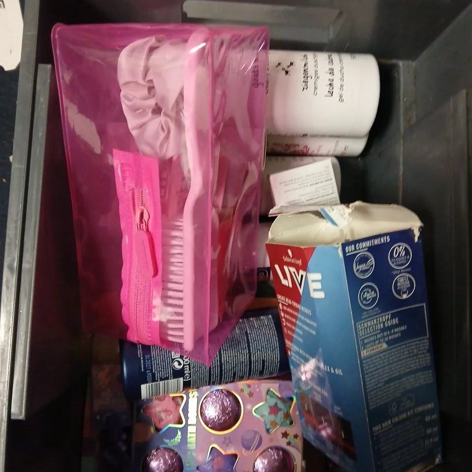 APPROXIMATEY 20 ASSORTED HEALTH AND BEAUTY PRODUCTS TO INCLUDE - SCHWARZKOPF LIVE COLOUR - E45 DRY SCALP SHAMPOO AND BRULIDINE CREAM