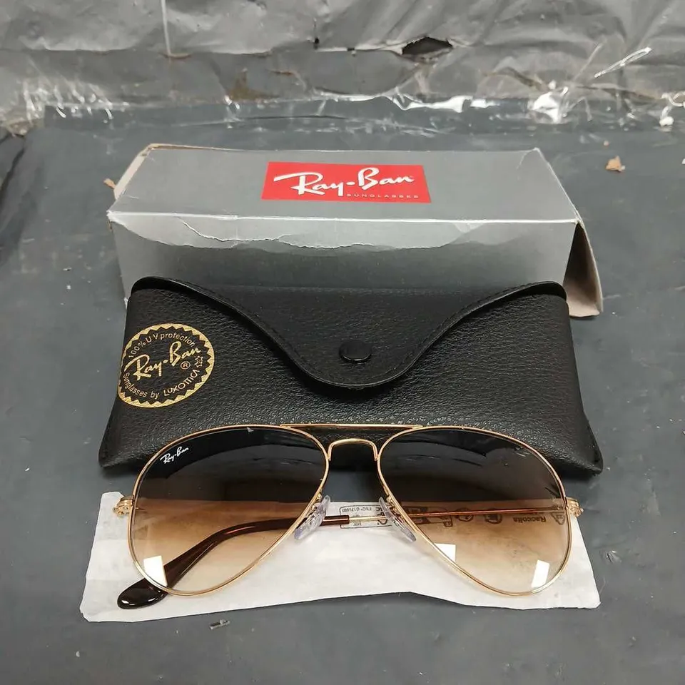 RAY-BAN AVIATOR SUNGLASSES IN GOLD