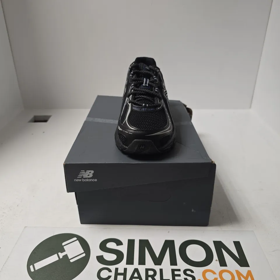 BOXED PAIR OF NEW BALANCE 740 TRAINERS IN BLACK - SILVER AND BLUE METALLIC SIZE UK 10