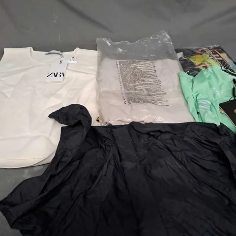 APPROXIMATELY 25 ASSORTED CLOTHING ITEMS IN VARIOUS SIZES TO INCLUDE - JACKET , TOP , VEST ETC