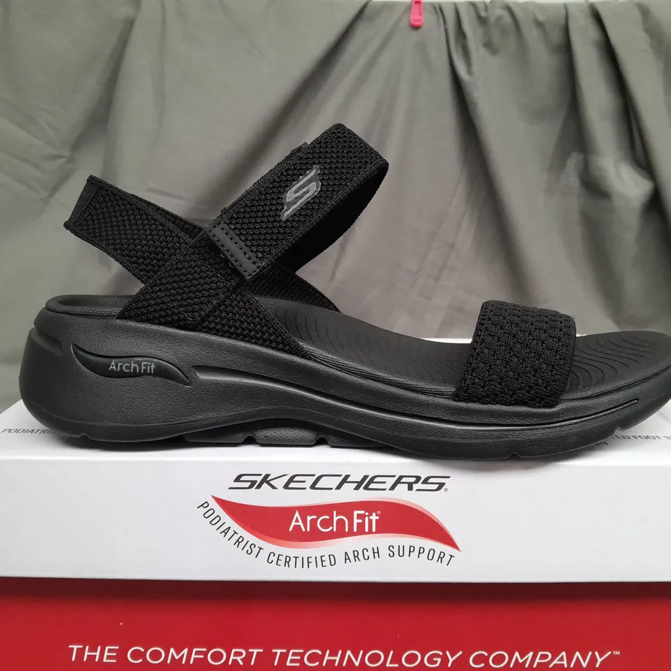 BOXED PAIR OF SKECHERS GO WALK OPEN TOE LOW WEDGE SANDALS IN BLACK SIZE 7