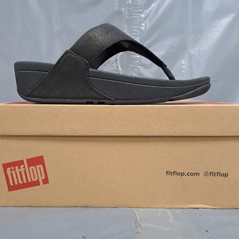 BOXED PAIR OF FITFLOP LULU SHIMMER TOE-POST SANDALS IN BLACK SIZE UK 5