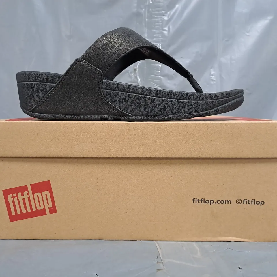 BOXED PAIR OF FITFLOP LULU SHIMMER TOE-POST SANDALS IN BLACK SIZE UK 5