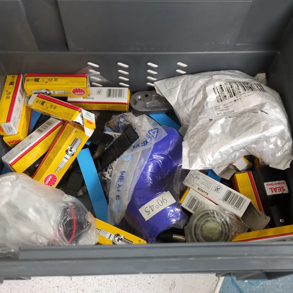 LOT OF ASSORTED AUTO AND TOOL ITEMS TO INCLUDE THULE BRACKETS, NGK SPARK PLUGS AND BRAKE PADS