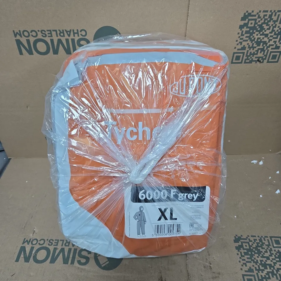 5 BAGGED DUPONT TYCHE 6000F HOODED COVERALLS IN GREY XL