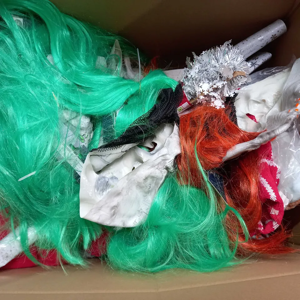 BOX OF APPROX 30 ASSORTED ITEMS TO INCLUDE - DOUBLE OVEN GLOVES - GRINCH CUSHION - DISNEY MICKEY AND FRIENDS DUVET KING SIZE ECT