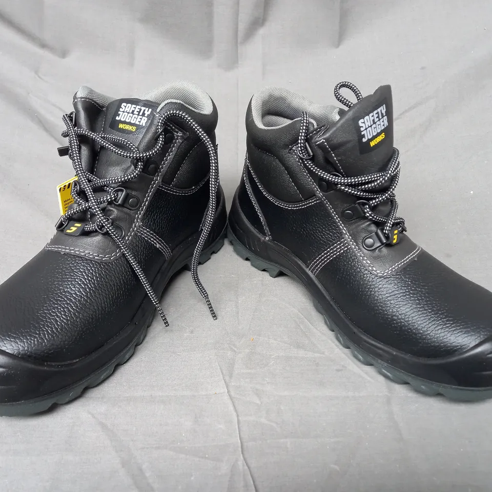 BOXED PAIR OF SAFETY JOGGER WORKS SAFETY BOOTS IN BLACK UK SIZE 8