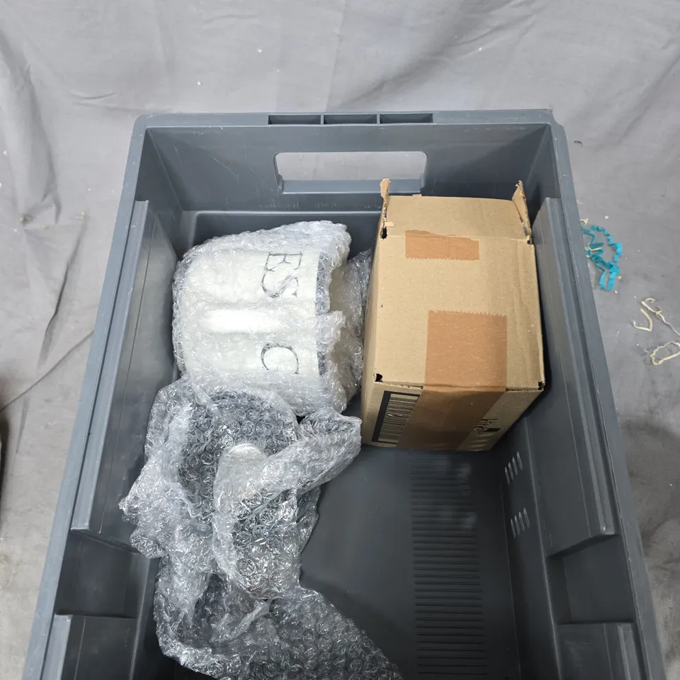 TOTE OF APPROXIMATELY 5 ASSORTED GLASS/CERAMIC ITEMS TO INCLUDE: CARROT VASE AND BEE HIVE INCENSE HOLDER