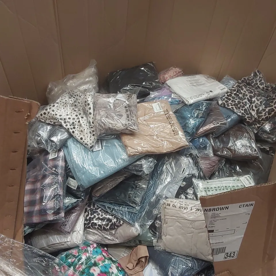 PALLET CONTAINING APPROXIMATELY 400x BRAND NEW ASSORTED DESIGNER CLOTHING ITEMS