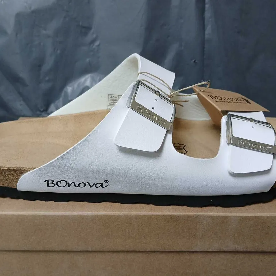 BOXED BONOVA OPEN TOE BUCKLE SANDALS IN WHITE - SIZE 10.5