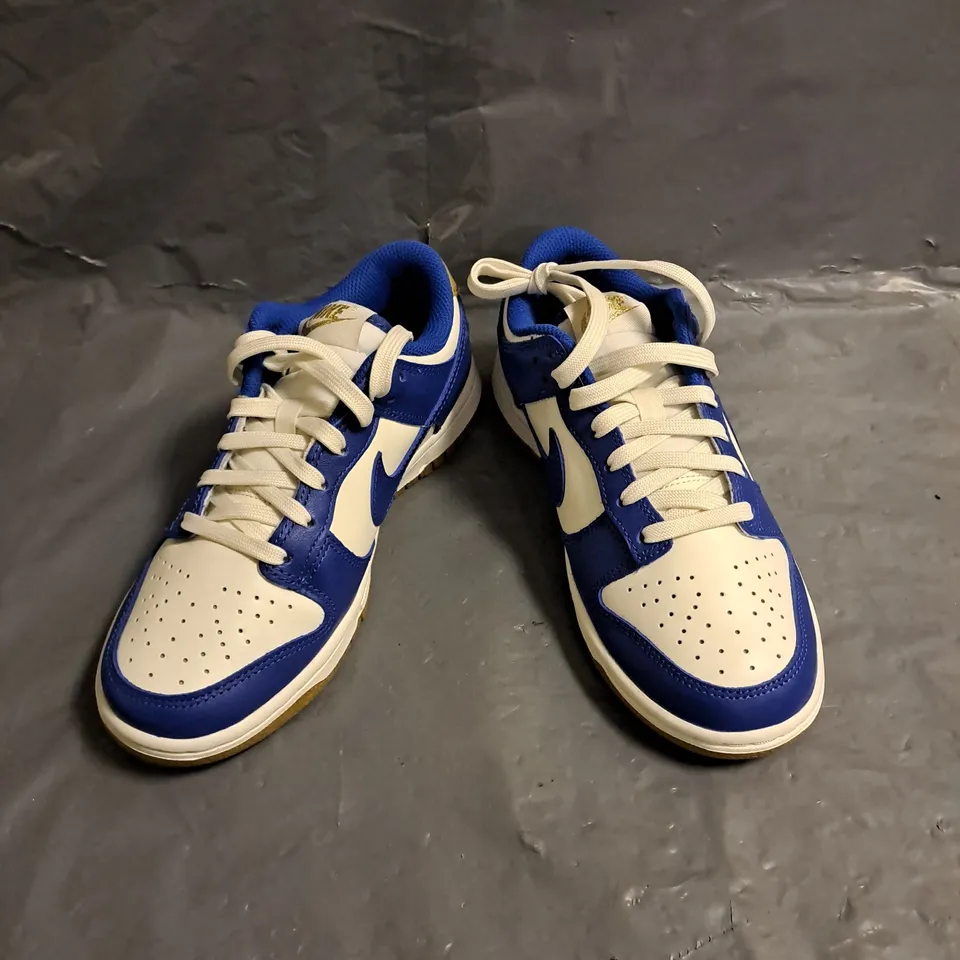 PAIR OF NIKE WOMENS DUNK LOW TRAINERS IN BLUE/WHITE SIZE UK 3
