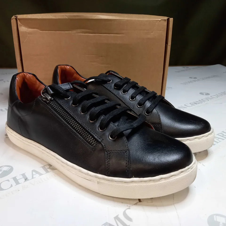 MAISON DE NIMES - LOW BLACK SHOE SIZE 7