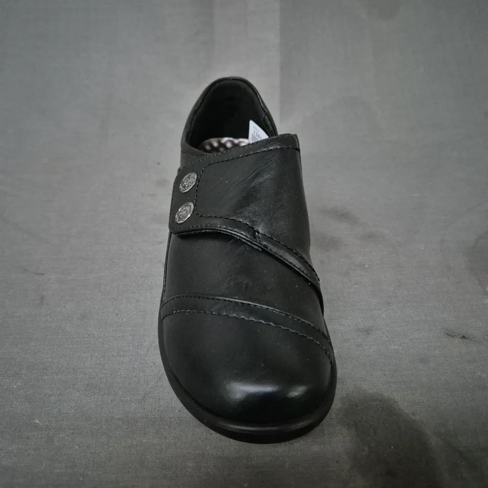 BOXED PAIR OF CUSHION-WALK SHOES IN BLACK SIZE 6