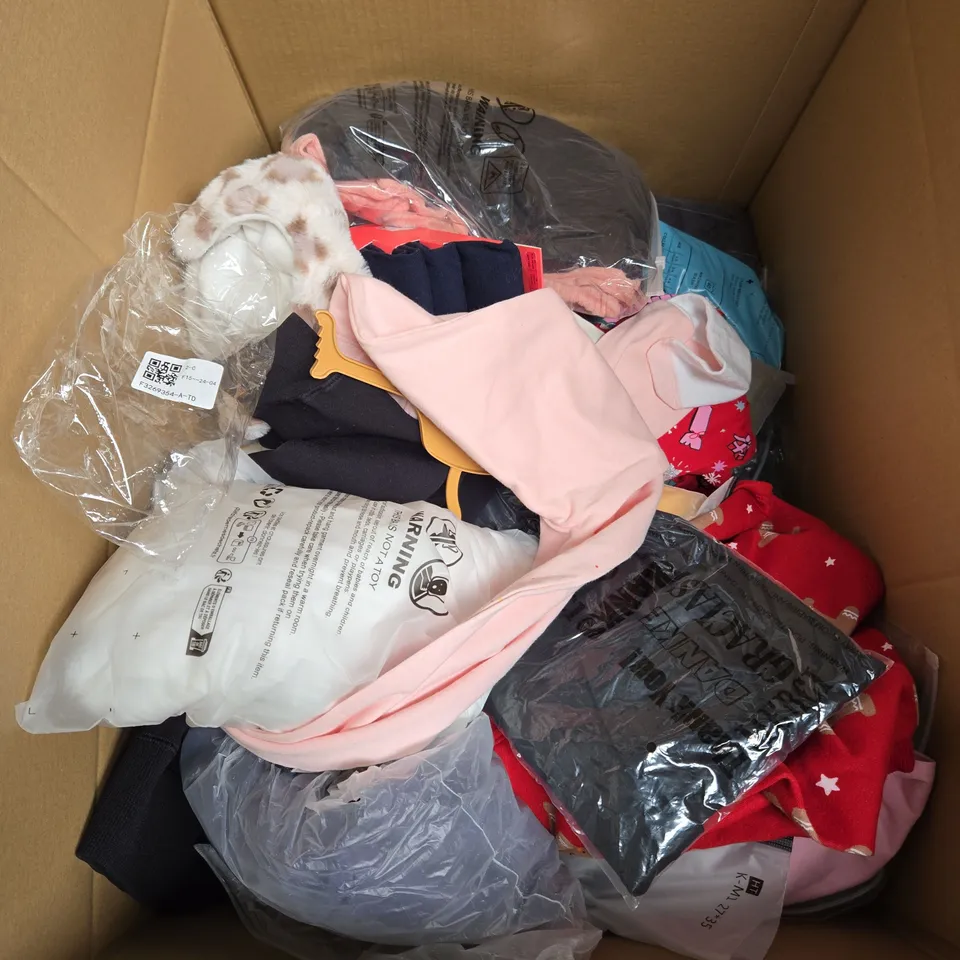 BOX OF APPROXIMATELY 30 ASSORTED KIDS CLOTHING ITEMS TO INCUDE - ONSIE, BLUEY SWEATER, CARDIGAN, ETC