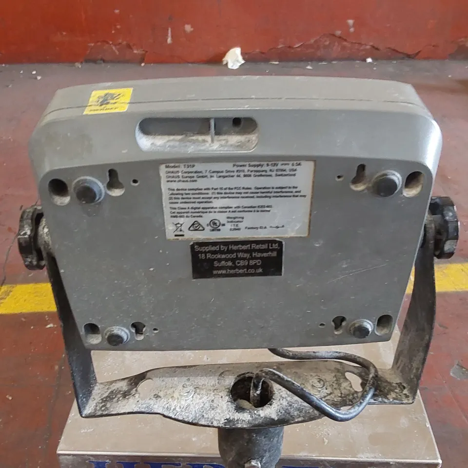 HERBERT BPS 700 SERIES PORTABLE SCALES WITH STAINLESS STEEL WEIGHING PLATFORM