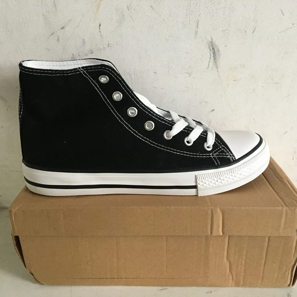 BOXED PAIR OF SIZE 39 BLACK/WHITE FOOTWEAR 