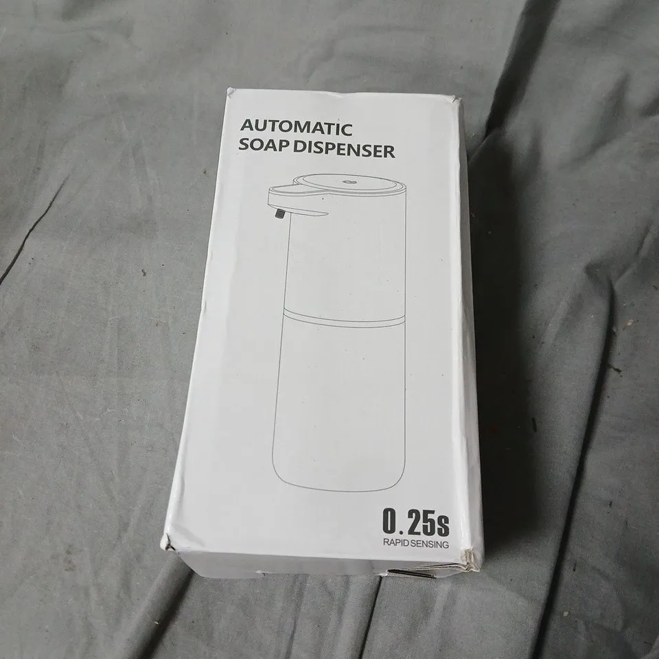 BOX OF ASSORTED HOUSEHOLD ITEMS INCLUDING  AUTOMATIC SOAP DISPENSER, TEAL HOT-WATER BOTTLE 