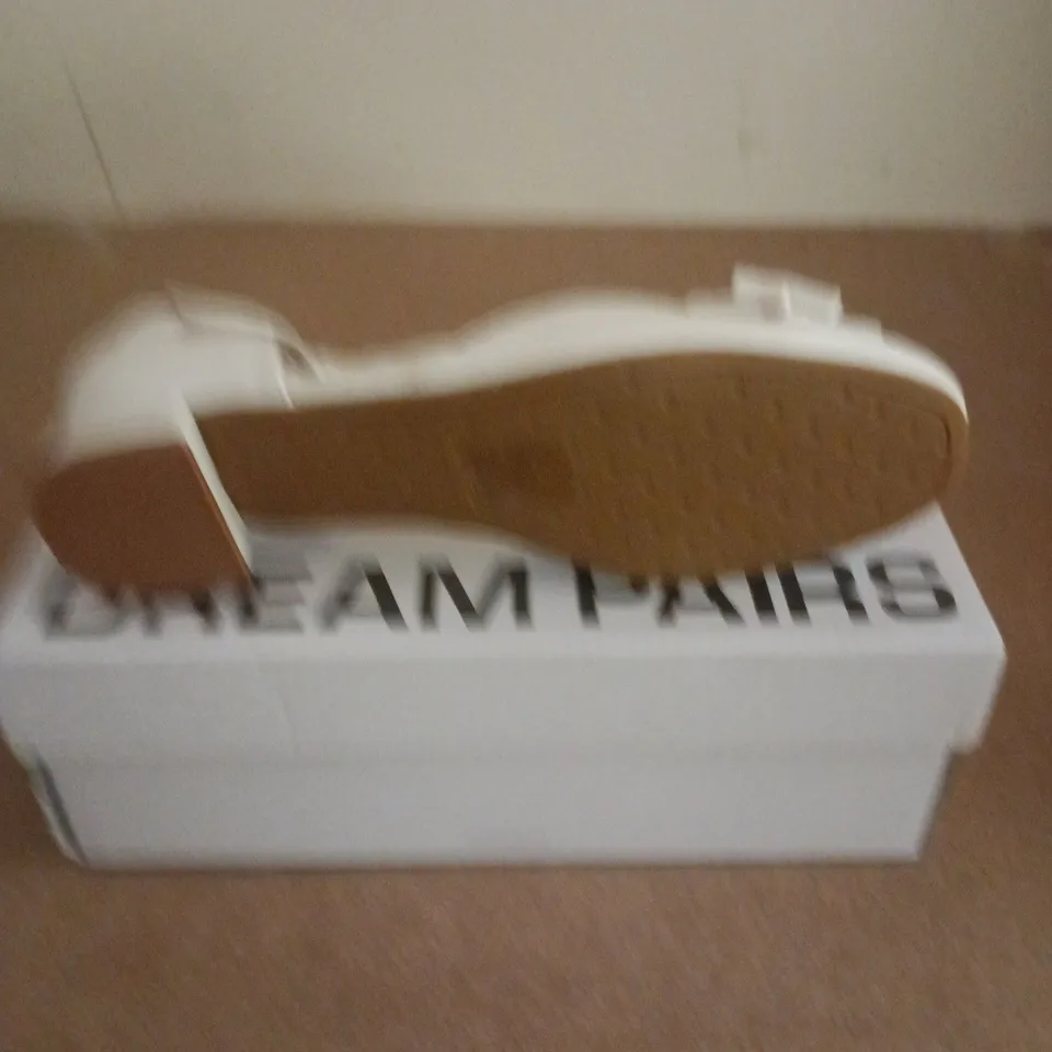 BOXED PAIR OF DREAM PAIRS SHOES IN WHITE - UK 4