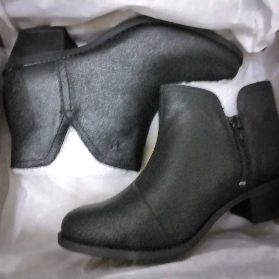 3 SHOE BOXES OF VIONIC SHOES INCLUDING 2 × FELICITY LIV METALLIC ANKLE BOOTS BLACK SIZE 4, HONOR DAYNA LOAFERS BLACK SIZE 7