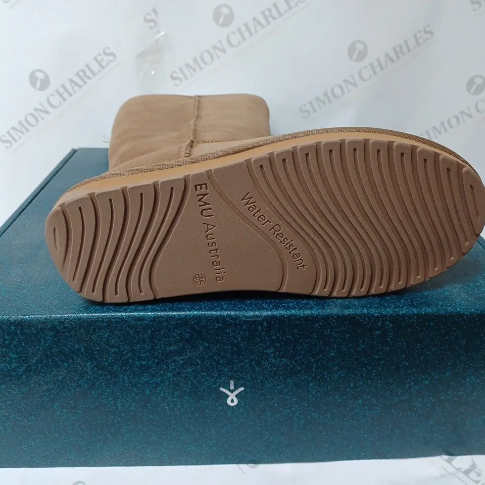 BOXED PAIR OF EMU AUSTRALIA WATER RESISTANT BOOTS CHESTNUT - SIZE 4