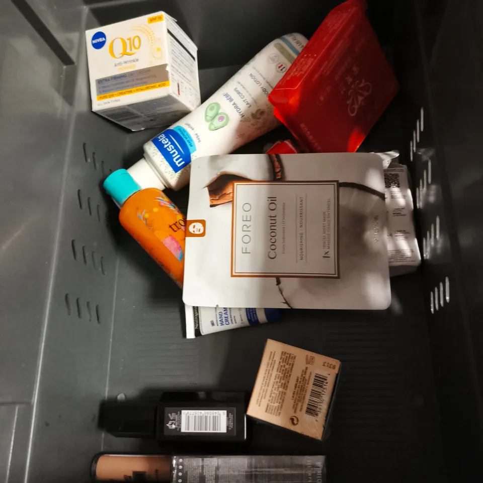 APPROXIMATEY 20 ASSORTED HEALTH AND BEAUTY PRODUCTS TO INCLUDE - GIVE ME BLONDE SHOT - TROPIC PORE-CLEANSING SERUM - OUAI HAIR OIL - ETC