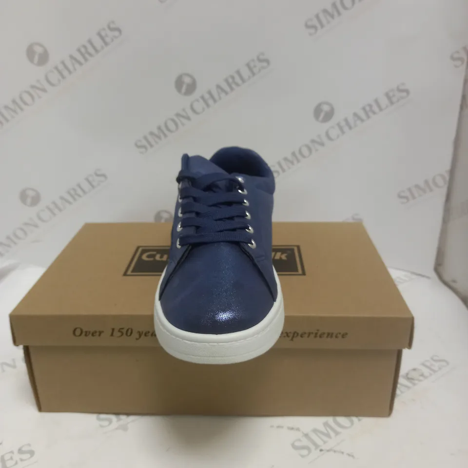 BOXED CUSHION WALK FLORAL TRAINERS IN NAVY - SIZE 5
