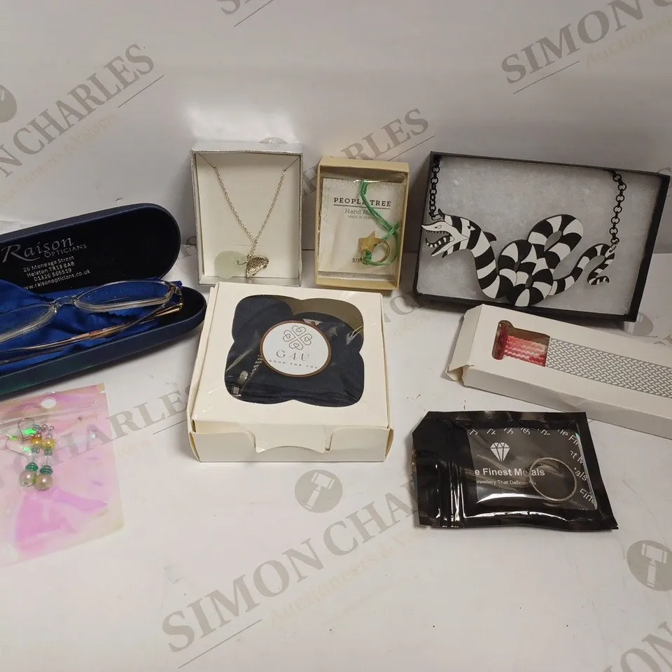 BOX OF APPROX 20 COSTUME JEWELLERY ITEMS INCLUDING RINGS, BRACELETS AND NECKLACES