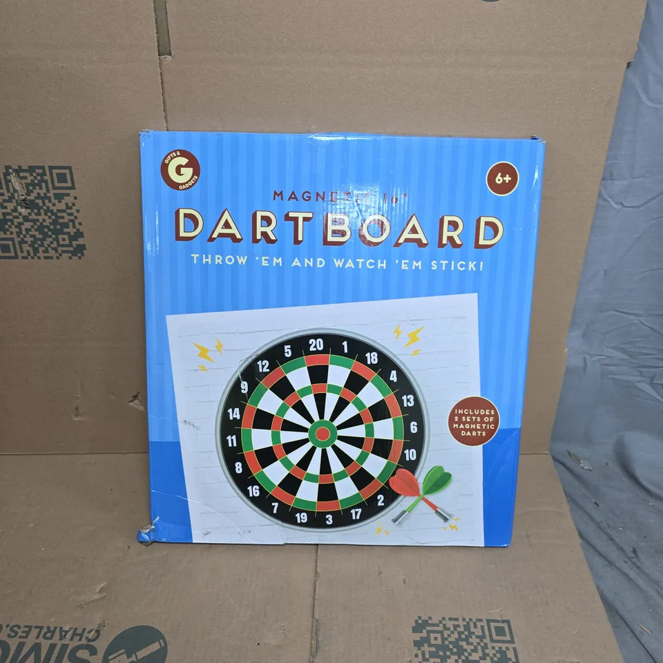 GIFTS & GADGETS MAGNETIC DARTBOARD (INCLUDES 2 SETS OF MAGNETIC DARTS) – BOXED