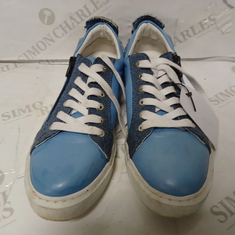 PAIR OF LOW CANVAS LACED TRAINERS IN BLUE - SIZE 39