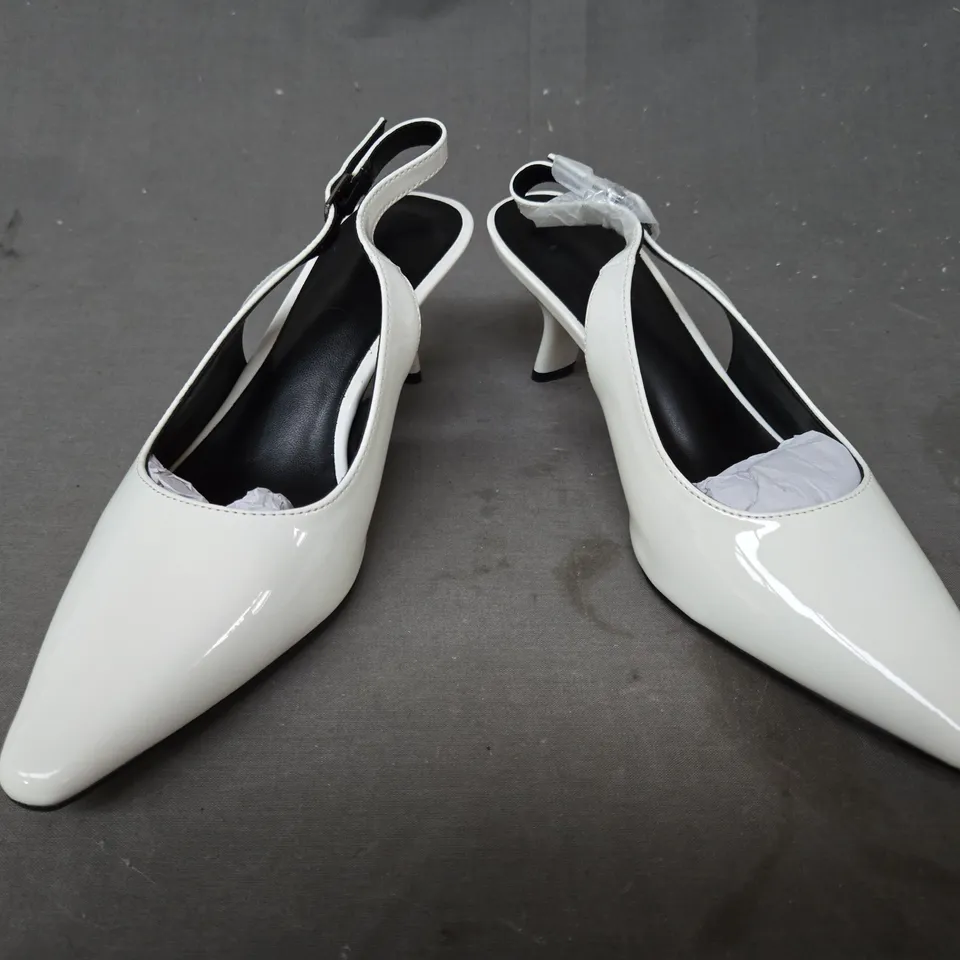 BOXED PAIR OF UNBRANDED POINTED TOE LOW HEEL SHOES IN WHITE SIZE 7