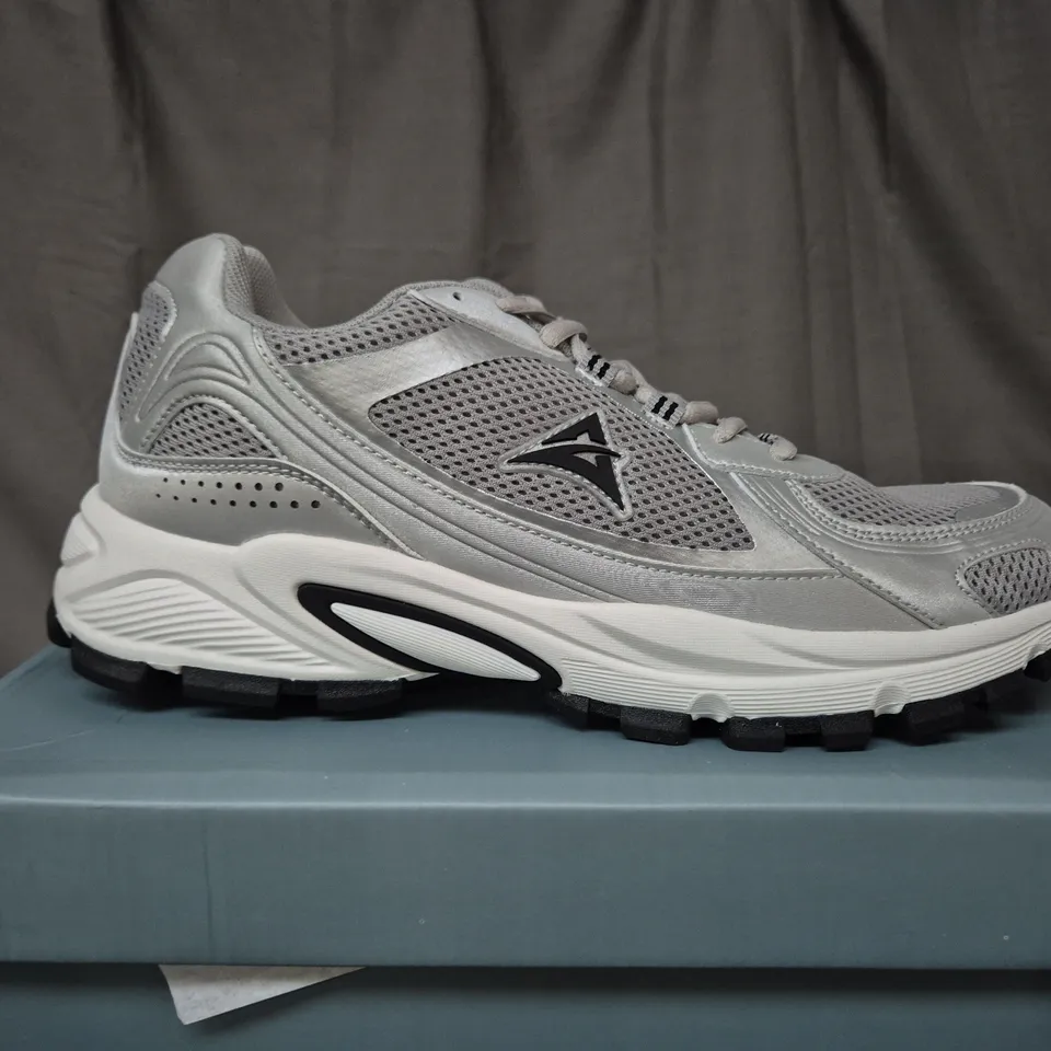 BOXED ACIRTIV LIGHT GREY TRAINERS - UK 10