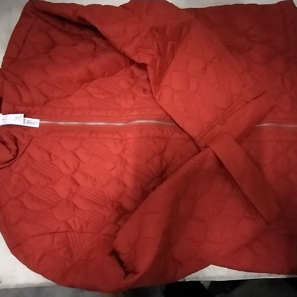 BOX CONTAINING MARLA WAYNE RED JACKET SIZE L X 15PCS AND 7 PCS BLACK COATS SIZE L 