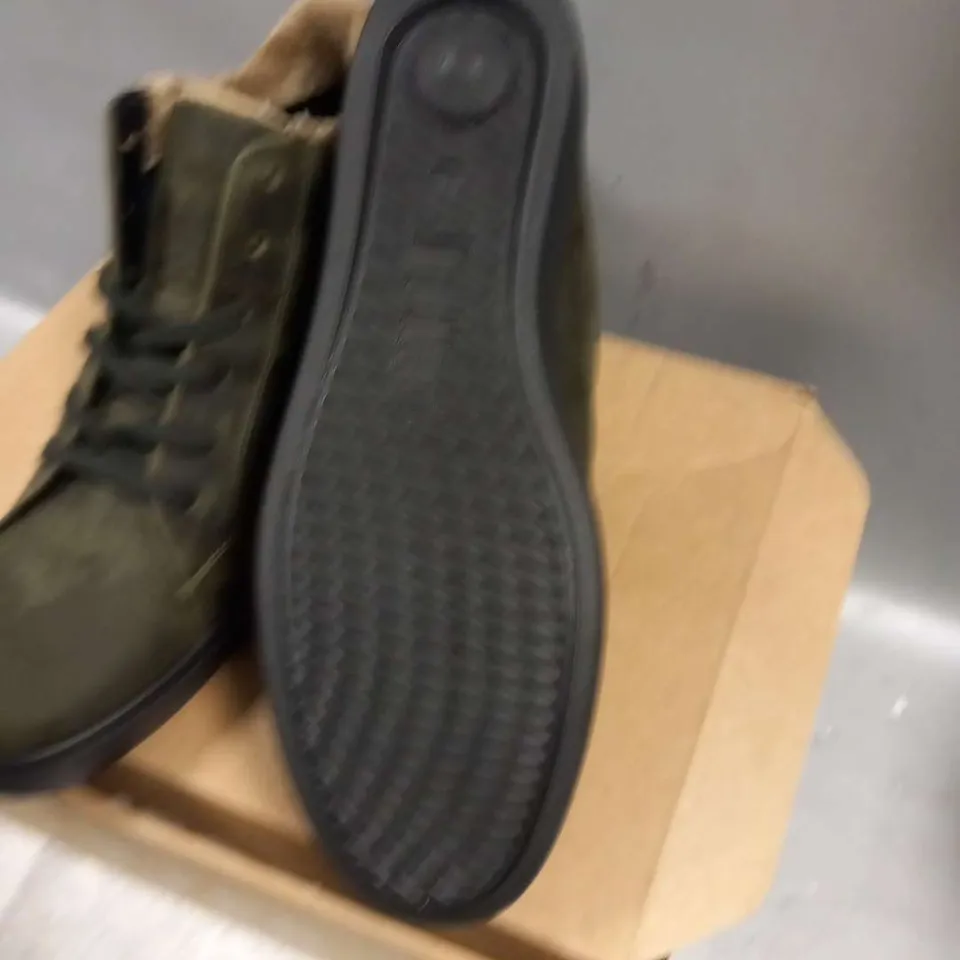 BOXED HOTTER RYDAL KHAKI SIZE 9